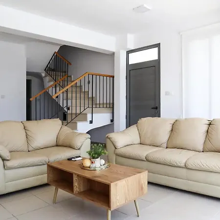 בית נופש Prengos 24 נאו חוריו